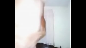 Me encanta salir del baño y enseñarles mi culo