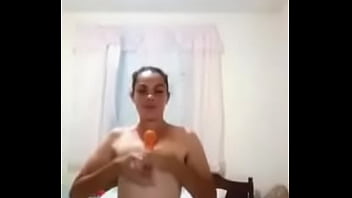 Me encanta salir del baño y enseñarles mi culo