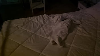 Assolo sborrata scopa il letto della matrigna e sborra con un cazzo durissimo