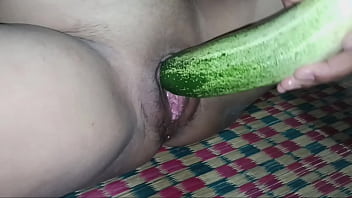 เธอสำเร็จความไคร่ด้วยผลไม้แหย่หี