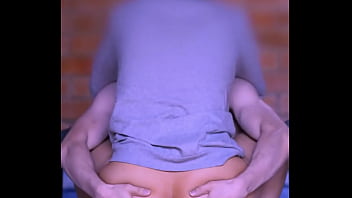 El roce de sus cuerpos en el estrecho pasillo del apartamento encendió la pasión