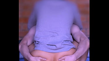 El roce de sus cuerpos en el estrecho pasillo del apartamento encendió la pasión