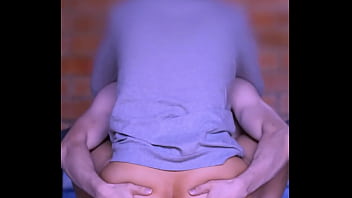 El roce de sus cuerpos en el estrecho pasillo del apartamento encendió la pasión