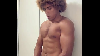 Negao Dotado Batendo Punheta Com Brinquedo thumbnail