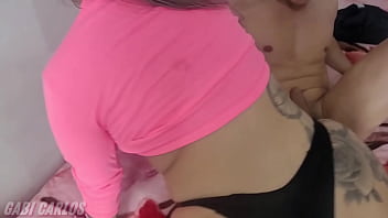 Fiz um menage com o vizinho jardineiro meu corninho estava viajando e queria ver eu dando bem gostoso Fiz um menage com o vizinho jardineiro meu corninho estava viajando e queria ver eu dando bem gostoso