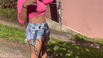 Fiz um menage com o vizinho jardineiro meu corninho estava viajando e queria ver eu dando bem gostoso