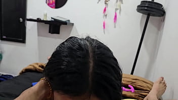 Hermanastra folla en la cama de sus padres