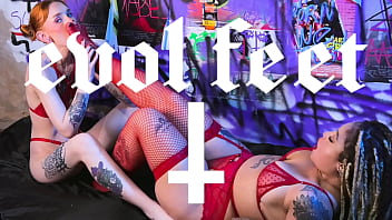 Bia Roman Sucks The Polish Off Medusa's Perfect Toes thumbnail