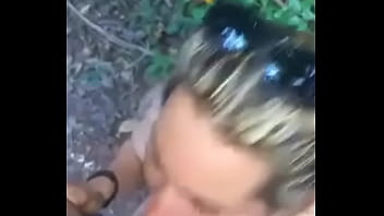 Una rica chupada en el bosque