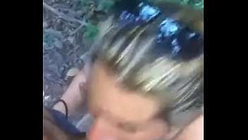 Una rica chupada en el bosque