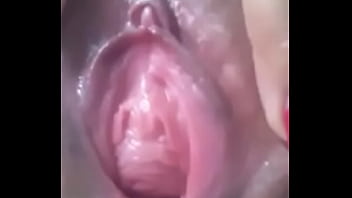 Amadora do peito pequeno mostra o tabaco arrombado Amadora do peito pequeno mostra o tabaco arrombado