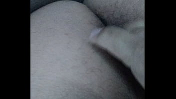 Joven Caliente Juega Con Su Ano thumbnail