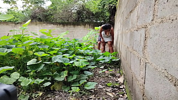 Casi nos descubren follo a vecina mexicana al aire libre