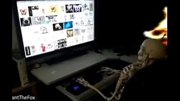 Esqueleto haciendo manualidades xd