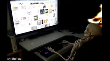 Esqueleto haciendo manualidades xd