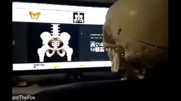 Esqueleto haciendo manualidades xd