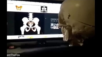 Esqueleto haciendo manualidades xd