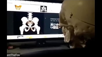 Esqueleto haciendo manualidades xd