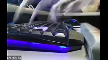 Esqueleto haciendo manualidades xd