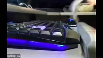 Esqueleto haciendo manualidades xd