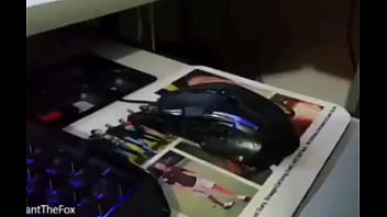 Esqueleto haciendo manualidades xd