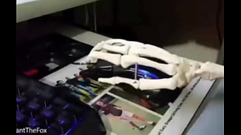 Esqueleto haciendo manualidades xd