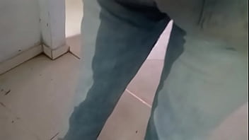 Pantalones orinados con pañal de tela antes de bañarme acompañado de dos órgasmos deliciosos