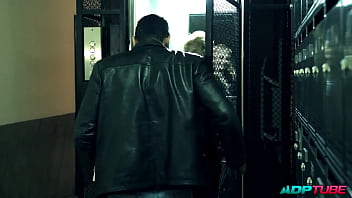 Follandome en el ascensor al vecino