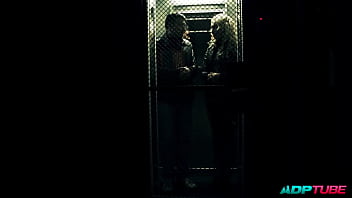 Follandome en el ascensor al vecino