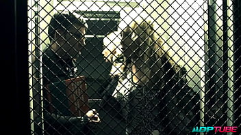 Follandome en el ascensor al vecino