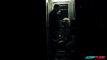 Follandome en el ascensor al vecino