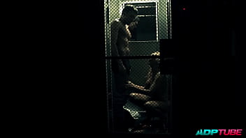 Follandome en el ascensor al vecino