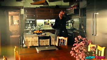 Follandome en el ascensor al vecino