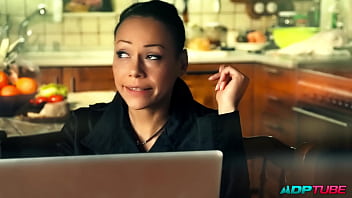 Follandome en el ascensor al vecino