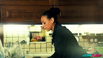 Follandome en el ascensor al vecino