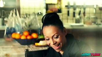 Follandome en el ascensor al vecino