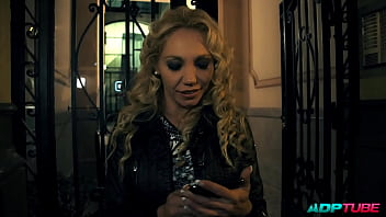 Follandome en el ascensor al vecino