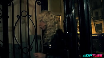 Follandome en el ascensor al vecino