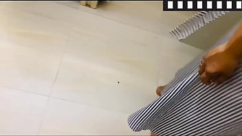 Quiero limpiar la casa pero este pervertido no me deja tranquila