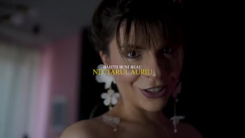 Baietii buni beau nectarul auriu good boys drink my golden nectar romanian language