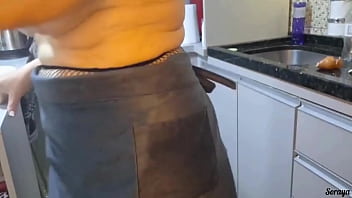 Peguei minha madrasta fazendo a janta pelada