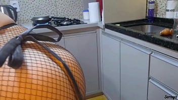 Peguei minha madrasta fazendo a janta pelada