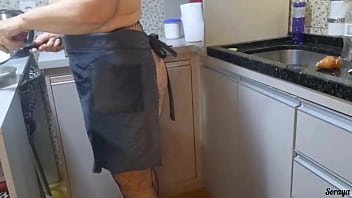 Peguei minha madrasta fazendo a janta pelada