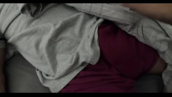 Ella vino por la noche mientras estaba en la cama para masturbarme y vaciar mis bolas