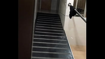 Pareja en la calle cogiendo en las escaleras