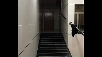 Pareja en la calle cogiendo en las escaleras