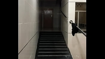 Pareja en la calle cogiendo en las escaleras