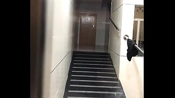 Pareja en la calle cogiendo en las escaleras