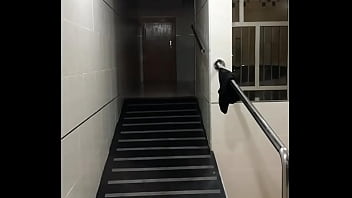 Pareja en la calle cogiendo en las escaleras