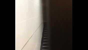 Pareja en la calle cogiendo en las escaleras